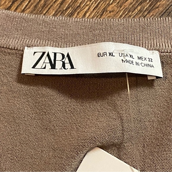 Zara viscose v neck basic sweater with Pearl buttons - Picture 3 of 4